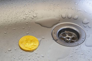 Altın bitcoin metal yüzeyi ile su damlaları.