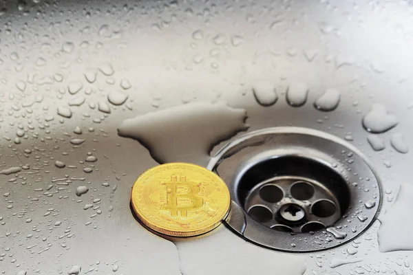 Bitcoin Moneda Oro Una Superficie Metal Con Gotas Agua Cerca — Foto de Stock