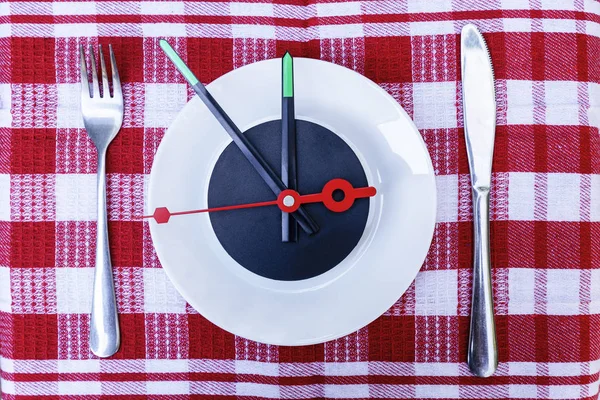 Una Placa Blanca Reloj Con Flechas Negras —  Fotos de Stock