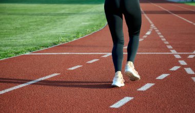 Kırmızı ve beyaz çizgileri olan koşu bandı.