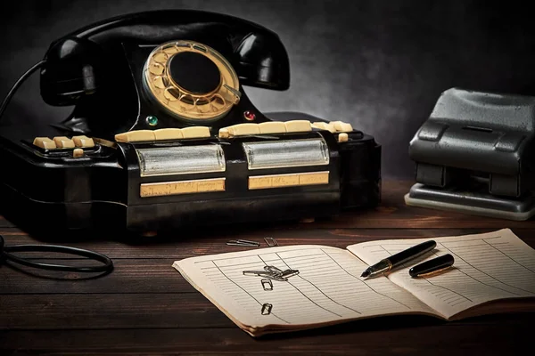 Antiguo Escritorio Con Viejos Papeles Teléfono Negro Pluma Tinta Sobre Imagen De Stock