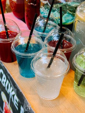 Öğleden sonra bir pazarda renkli içecekler sergileniyor.