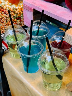 Güneşli bir öğleden sonra canlı bir pazarda renkli içecekler sergilendi.
