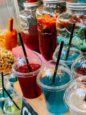 Yazın güneşli bir günde pazarda sergilenen renkli içecekler