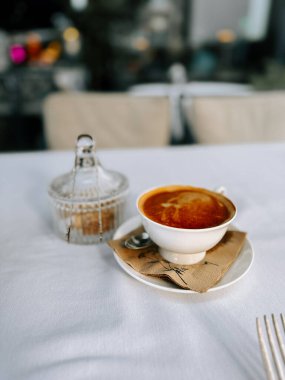 Sıcak bir kafe ortamında servis edilen nefis kahvenin yanında cazip bir hamur işi var.