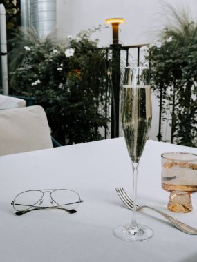 Açık havada içkiler ve bardaklarla nefis bir yemek masası.