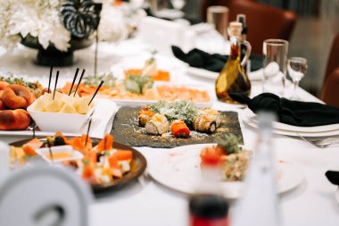 Bir restoranda güzel bir sofrada çeşitli yemekler sunan zarif bir yemek deneyimi.