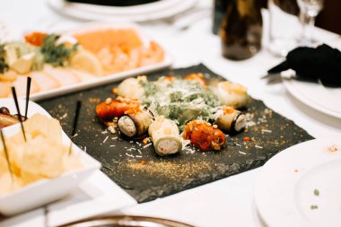 Güzel bir lokantada lezzetli yemekler, çeşitli ekmekler ve taze malzemeler.