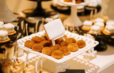 Şenlikli bir kutlamada çeşitli hamur işleri ve ikramlar içeren tatlı gösterisi