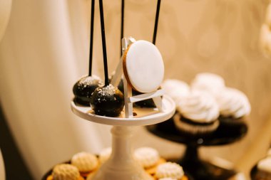 Kapalı bir kutlamada tatlı çubukları ve çeşitli şekerlemelerle sunum yap