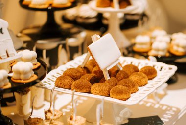 Bir kutlama etkinliğinde çeşitli fırınlanmış yiyeceklerin sergilendiği güzel bir tatlı gösterisi.