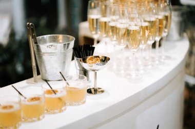 Köpüklü içecekler ve kokteyller akşam şık bir barda sergileniyor.