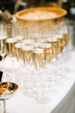 Köpüklü bardaklar bir kutlama etkinliğinde davetlileri bekliyor.