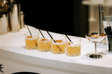 Bir akşam yemeğinde modern bir barda sergilenen ferahlatıcı kokteyller.