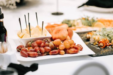 Renkli meyve ve suşi tabağı canlı bir ortamda şenlikli bir toplantı için hazırlandı.