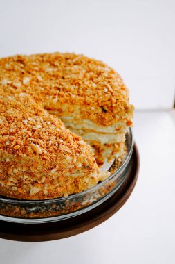 Lezzetli katmanlı pasta, fındık ezmesi bardakta servis ediliyor.