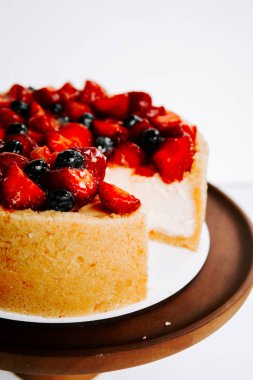 Tatlı severler için taze çilek ve yaban mersinli leziz kremalı cheesecake.