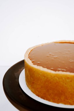 Lezzetli tatlı bir toplantıda ya da kutlama etkinliğinde servis edilmeye hazır.