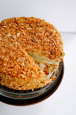 Parlak bir mutfaktaki cam servis tabağında duran lezzetli bir pasta.