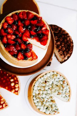 Modern kafe ortamında çeşitli kek ve hamur işleri sunan cazip bir tatlı tabağı.