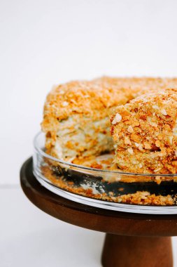 Kırsal bir ahşap stantta sergilenen ezilmiş fındıklı lezzetli bir tatlı.