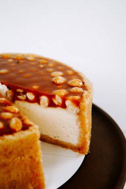 Lezzetli fıstık ezmeli cheesecake servis tabağında dilimlenmiş