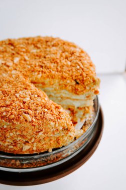 Tahta tabakta servis edilen fındıklı lezzetli bir pasta.