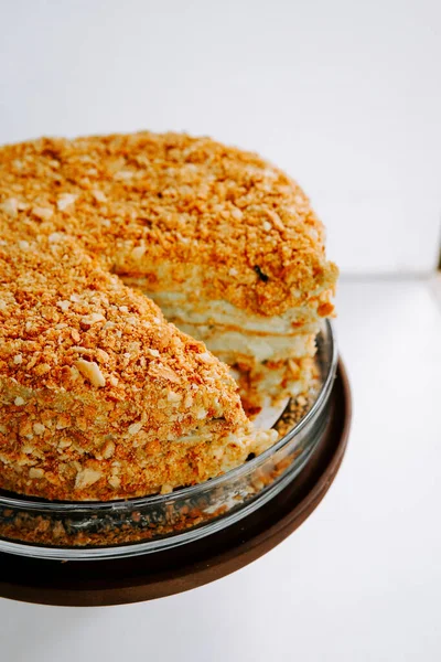 Lezzetli katmanlı pasta, fındık ezmesi bardakta servis ediliyor.