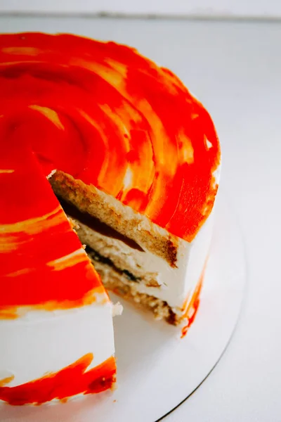 Dilimlenmiş renkli katmanlı pasta, karmaşık tasarım ve doku detaylarını gösterir