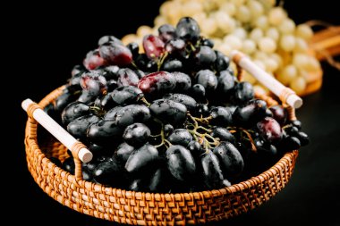 Olgun üzümler dokuma sepetinde hasat ve keyif için hazır.