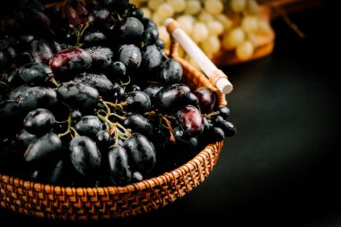 Taze üzümler hasır bir sepette sergilenir. Tatmaya ya da pişirmeye hazır.