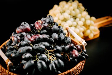 Bahar mevsiminde hasat için hazır bir sepetteki olgun üzümler.