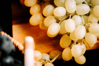 Kırsal bir ortamda sergilenen olgun üzümler ve doğal ışık tazeliklerini artırıyor.