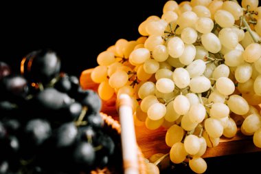 Kırsal bir ortamda sergilenen olgun üzümler, canlı renkler ve dokular sergiliyor.