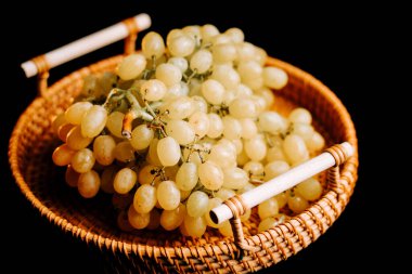 Taze koparılmış üzümler dokuma sepetinde tüketime ve eğlenceye hazır.