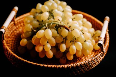 Taze üzümler dokuma sepetinde sağlıklı bir aperatif veya tatlı için hazır.