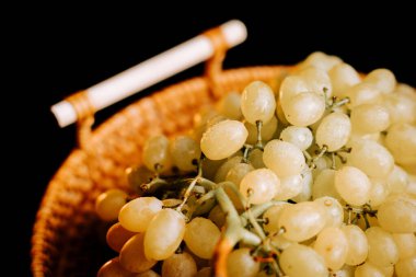 Taze koparılmış üzümler dokuma sepetinde tatmaya ve eğlenmeye hazır.