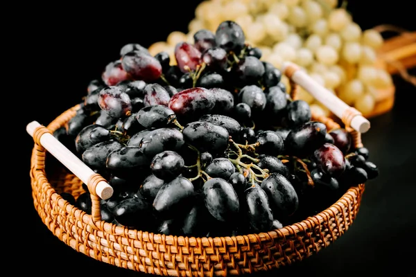 Olgun üzümler dokuma sepetinde hasat ve keyif için hazır.