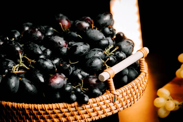 Taze toplanmış olgun üzümler dokuma sepetinde zevke ve aşçılığa hazır.