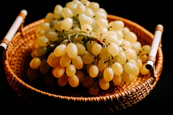 Taze üzümler dokuma sepetinde sağlıklı bir aperatif veya tatlı için hazır.