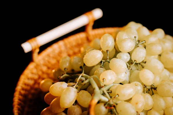 Taze koparılmış üzümler dokuma sepetinde tatmaya ve eğlenmeye hazır.