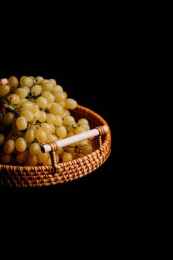 Olgun üzümler dokuma sepetinde taze ve doğal güzellikler sergiliyor.