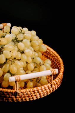 Olgun yeşil üzümler dokuma sepetinde tüketime ya da şarap üretimine hazır.