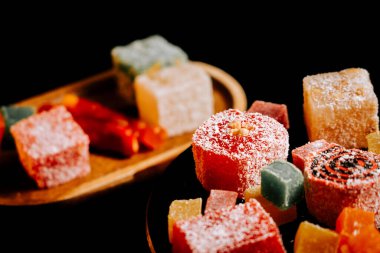 Türk zevkleri, tatlı bir düzende canlı renkler ve dokular sergiliyor