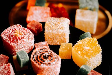 Koyu bir tabakta sergilenen Türk zevklerinin renkli çeşitliliği