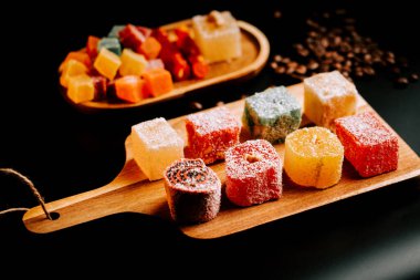 Türk lezzet çeşitliliği renkli bir geçmişe sahip ahşap servis panosunda düzenlendi