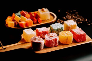 Türk lezzetlerinin lezzetli çeşitleri ahşap bir tabakta renkli ikramlarla sunuluyor