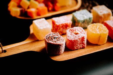 Türk Lokum 'u rahat bir ortamda ahşap bir tabakta dizildi.