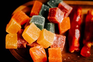 Ahşap tabakta servis edilen lezzetli Türk lezzetleri.