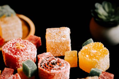 Türk Lokum 'un tadını canlı renkler ve dokularla dolu rahat bir ortamda çıkarıyor